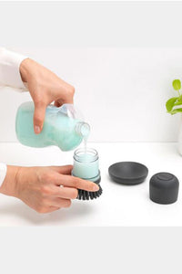 Saippuaa annosteleva tiskiharja