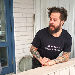 Käynks mä usein täällä? - miesten t-paita